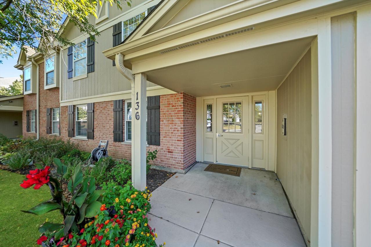 136 Wolcott Ct. #O2, Schaumburg, IL 60193