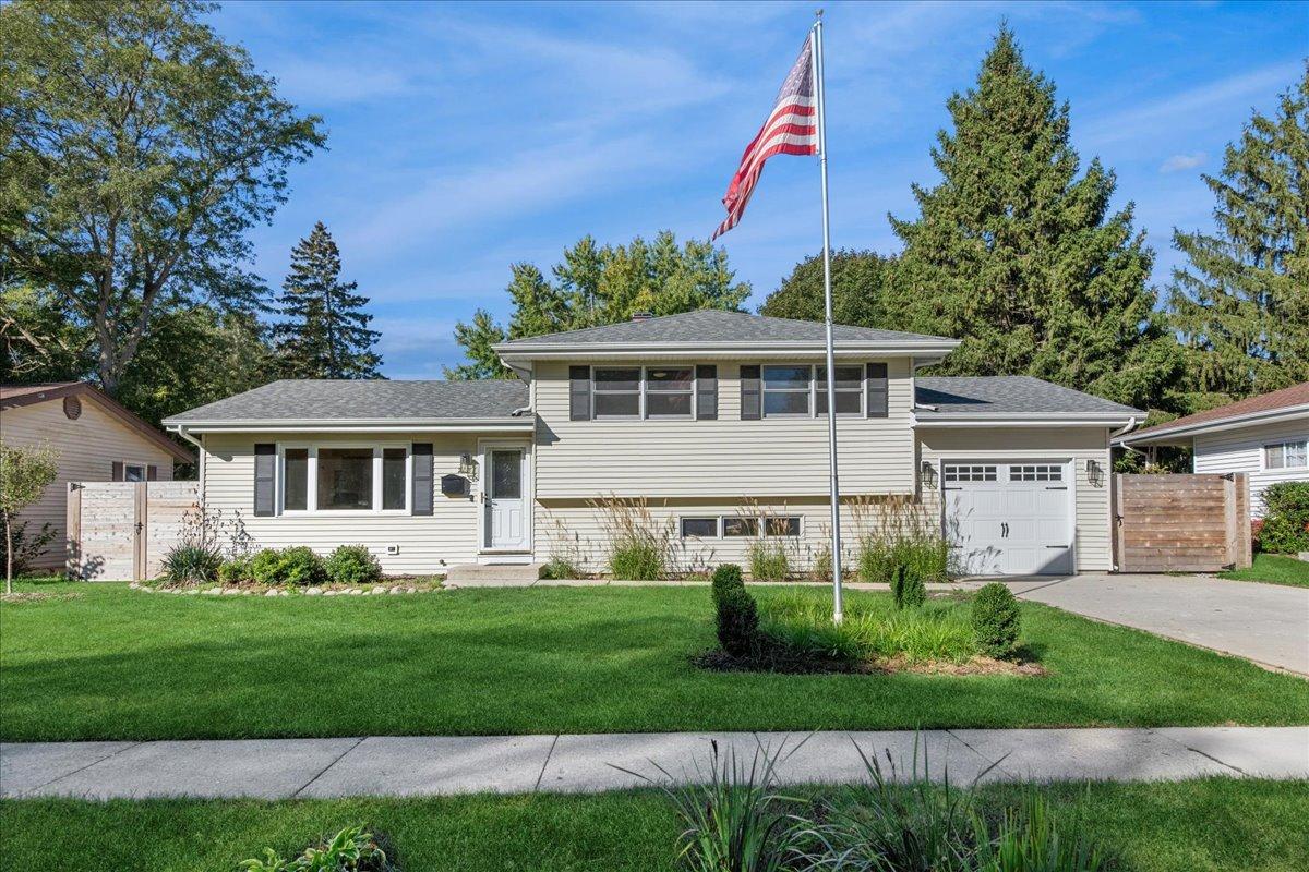 208 S River Rd., Fox River Grove, IL 60021