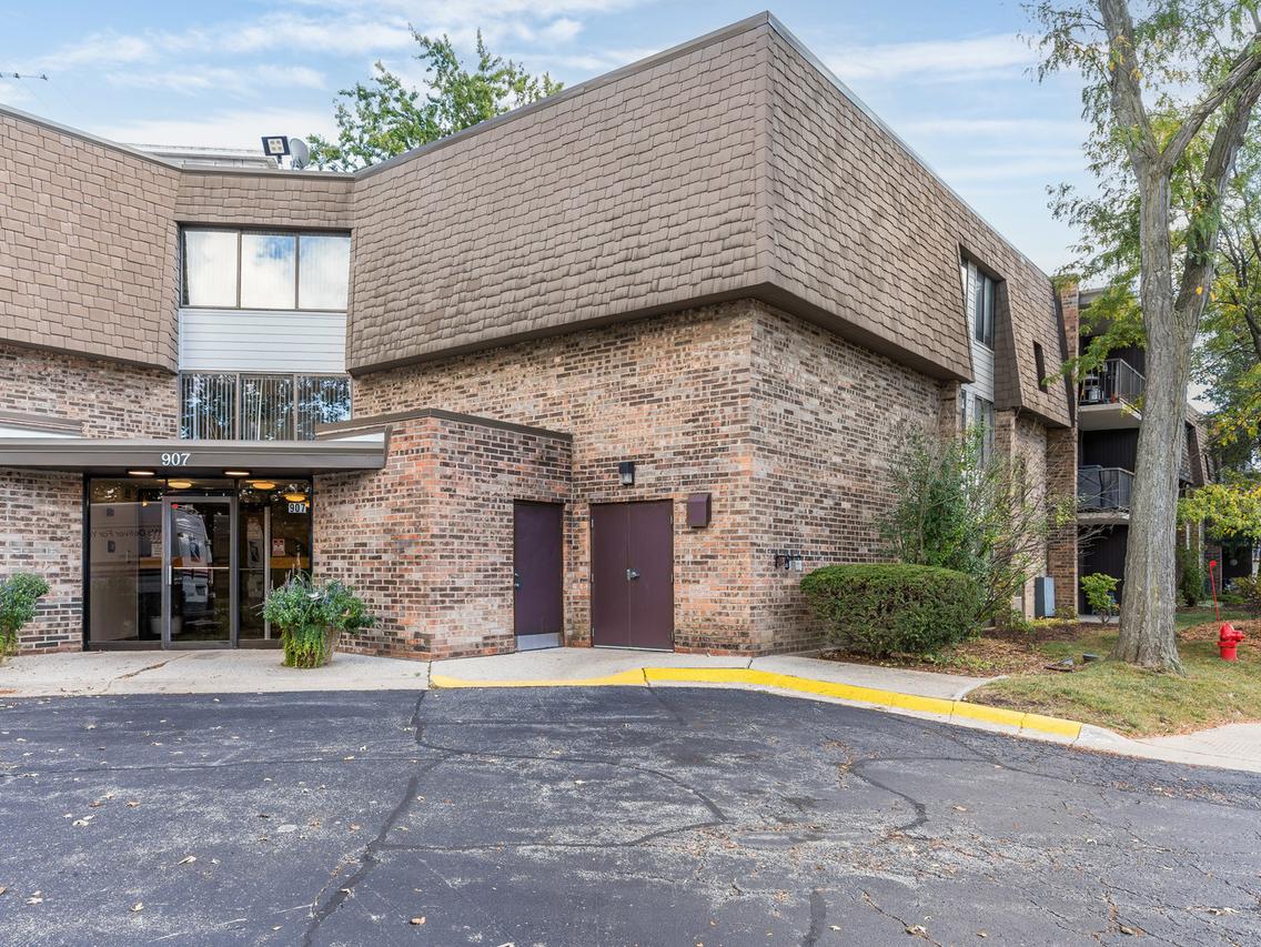 907 S Williams St. #212, Westmont, IL 60559