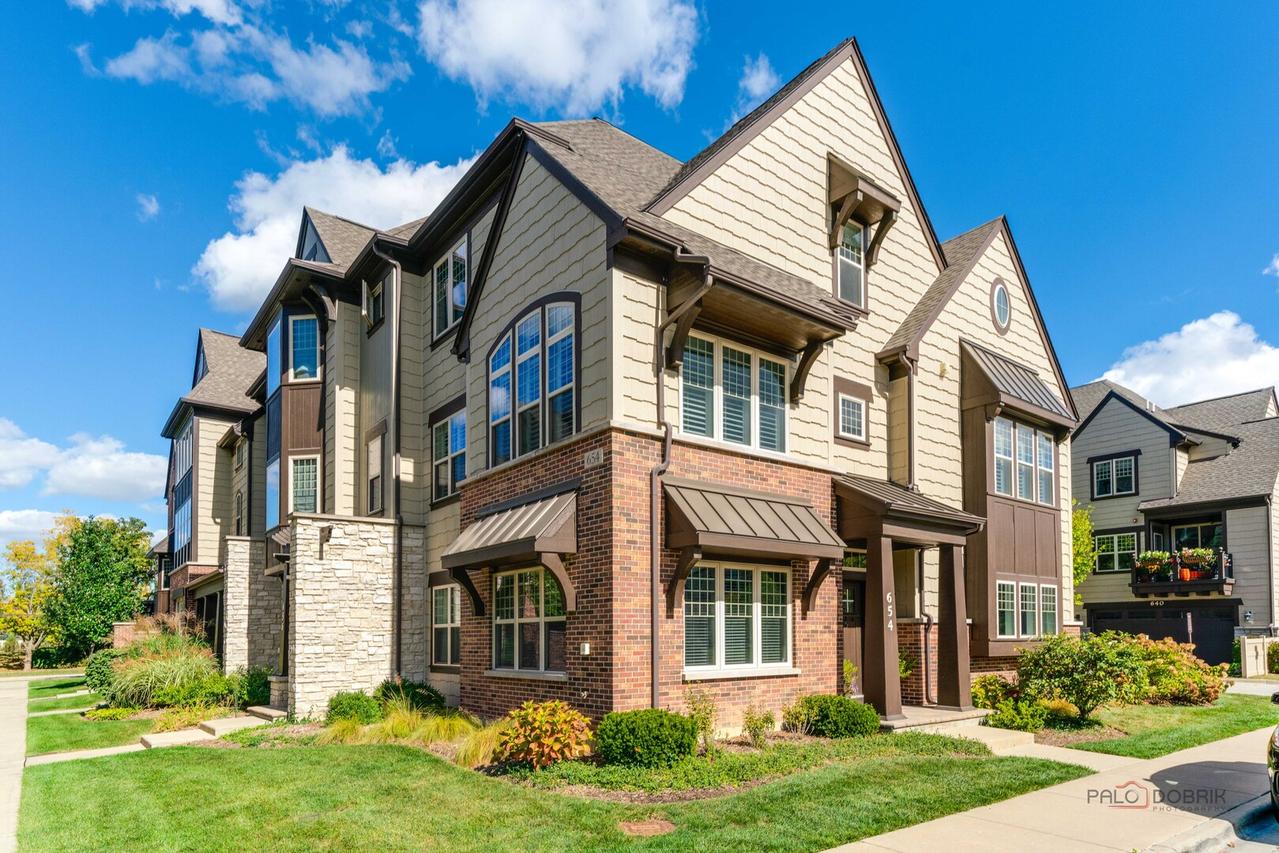 654 Parkside Ct., Libertyville, IL 60048