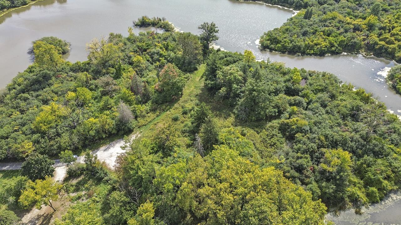 141 Breakenridge Farm Rd., Oak Brook, IL 60523