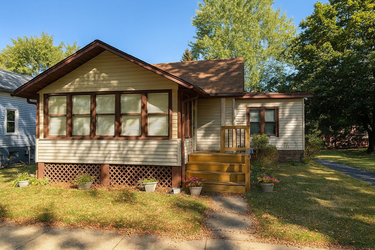 943 Charles St., Aurora, IL 60506