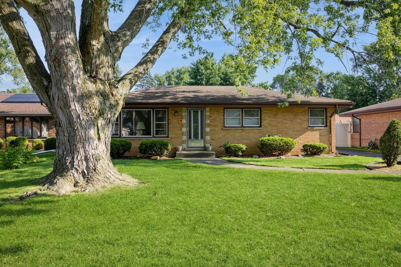 6812 98th St., Chicago Ridge, IL 60415