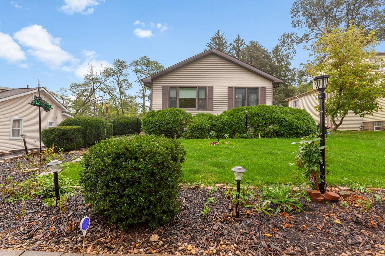 23433 N Summit Dr., Barrington, IL 60010