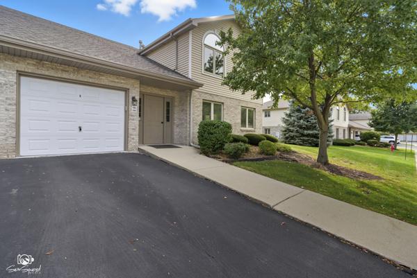 182 Saenz Ln., Joliet, IL 60436