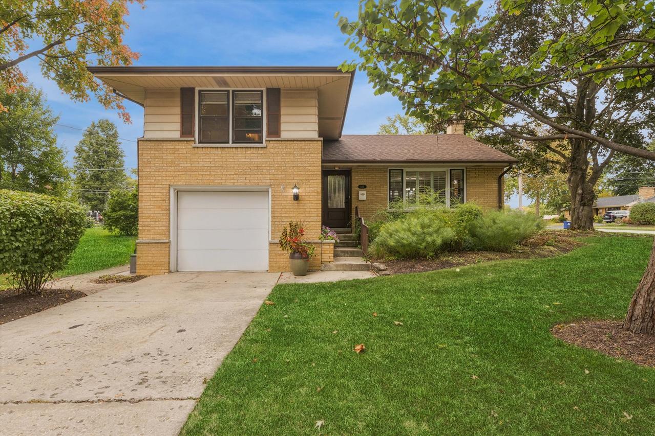465 E Hillside Rd., Naperville, IL 60540