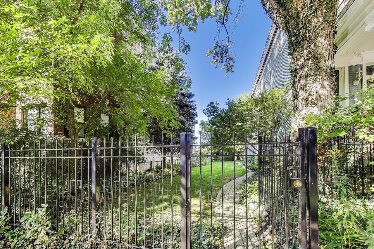 2524 W Winnemac Ave., Chicago, IL 60625