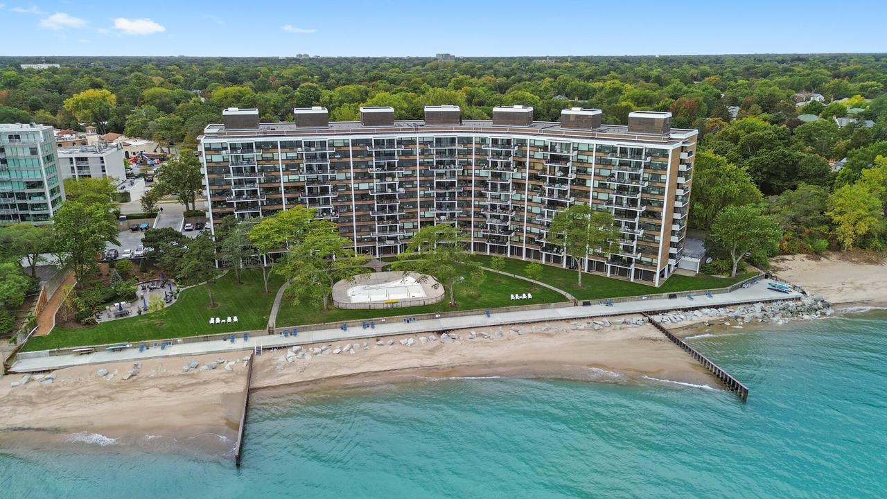 1630 Sheridan Rd. #2N, Wilmette, IL 60091