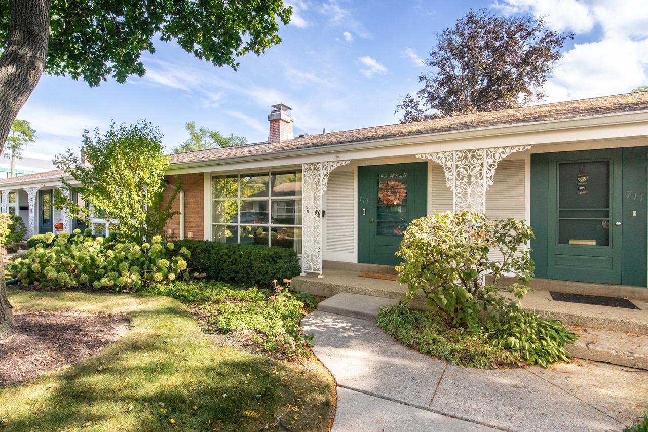 713 Carriage Hill Dr., Glenview, IL 60025