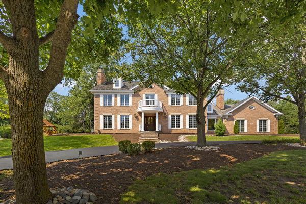 1 Hidden Lake Dr., Burr Ridge, IL 60527