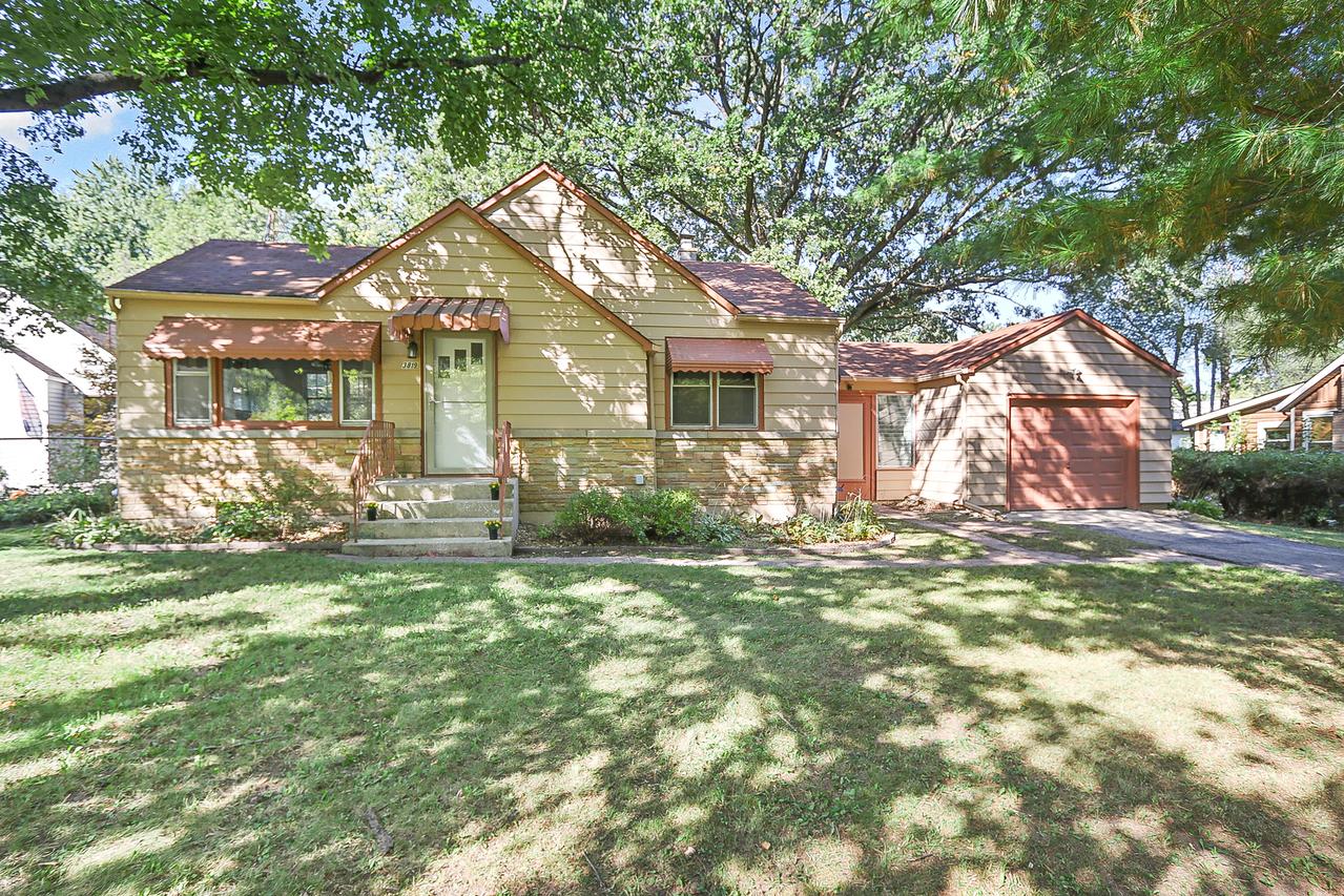 3819 Woodlawn Dr., Island Lake, IL 60042