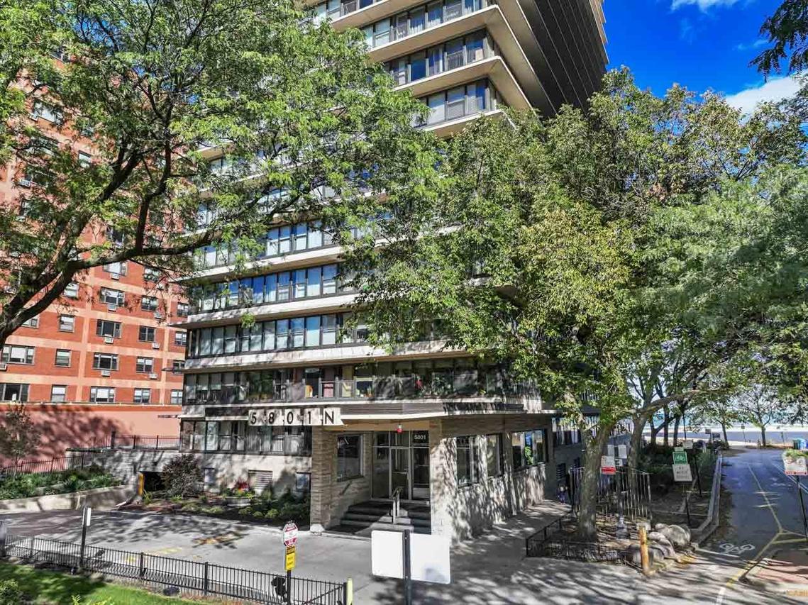 5801 N Sheridan Rd. #3C, Chicago, IL 60660