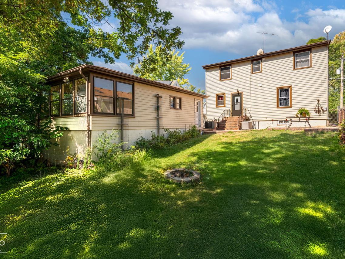 4 Ridge Rd., Lemont, IL 60439