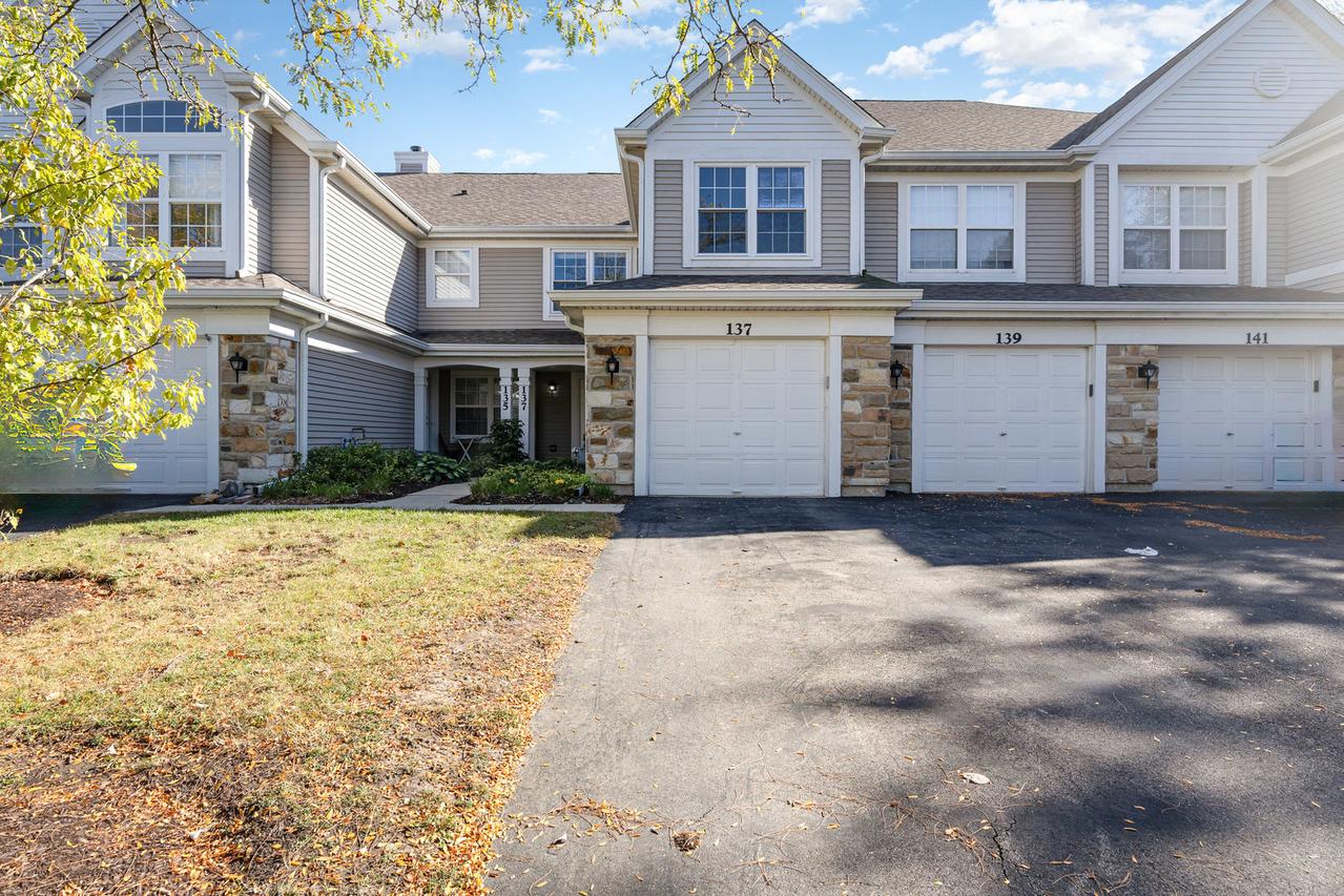 137 President Ct., Carol Stream, IL 60188