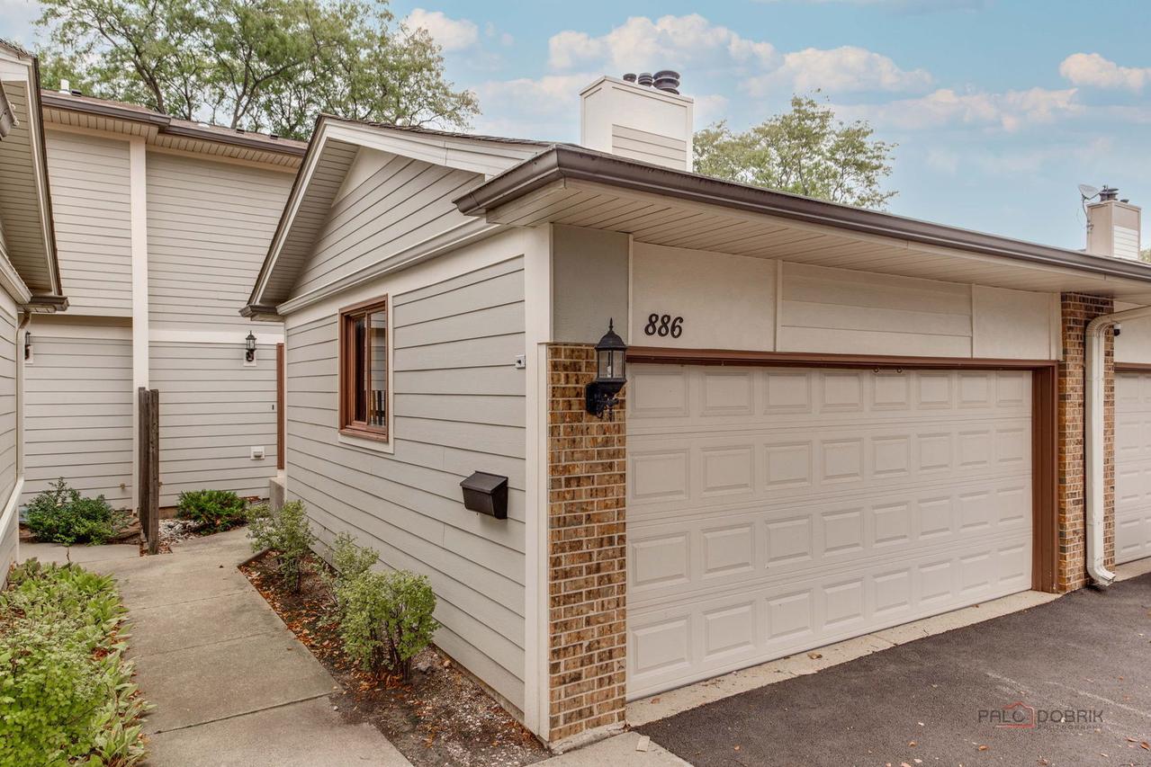 886 Swan Ln., Deerfield, IL 60015