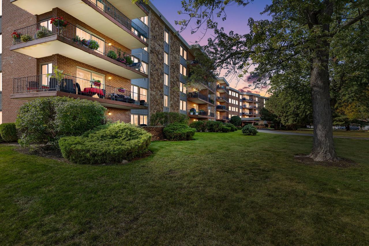 18 E Old Willow Rd. #210N, Prospect Heights, IL 60070