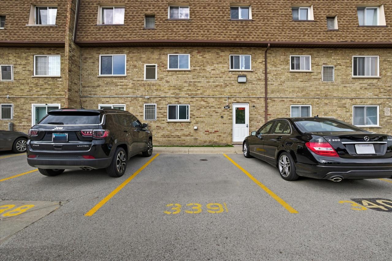 9427 Bay Colony Dr. #2S, Des Plaines, IL 60016