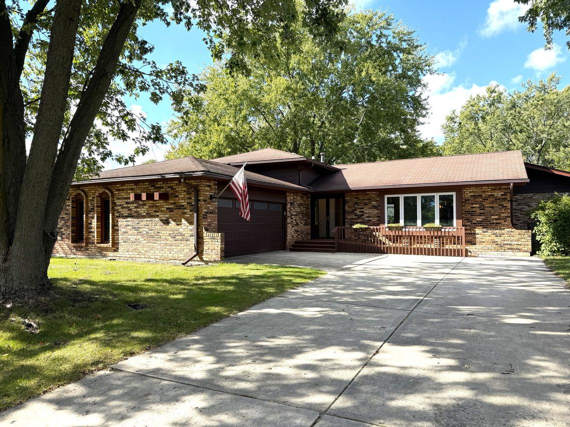 701 Brookside Ln., Frankfort, IL 60423