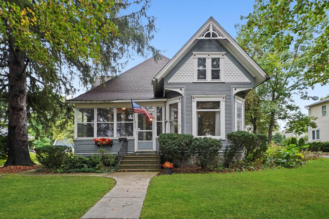 121 Park Ave., Grayslake, IL 60030