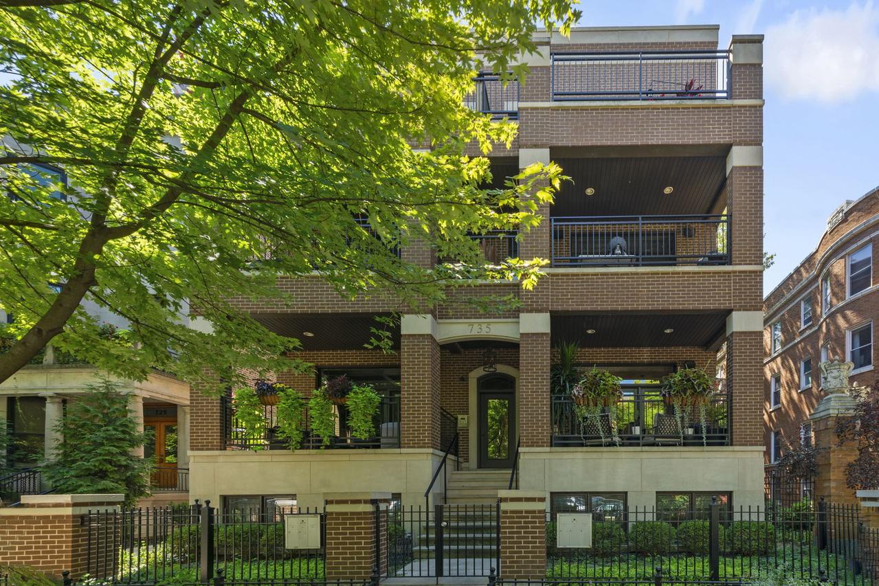 735 W Brompton Ave. #1W, Chicago, IL 60657