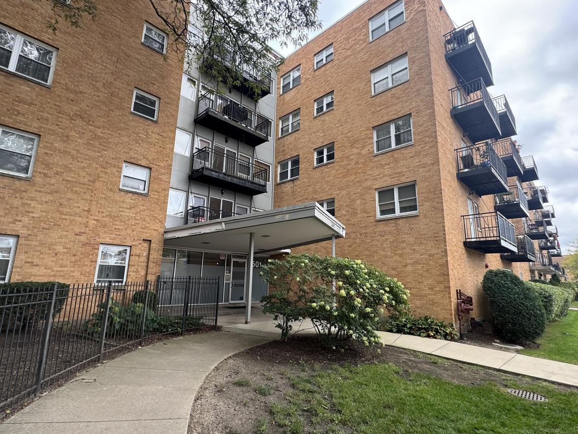 2501 W Bryn Mawr Ave. #201, Chicago, IL 60659