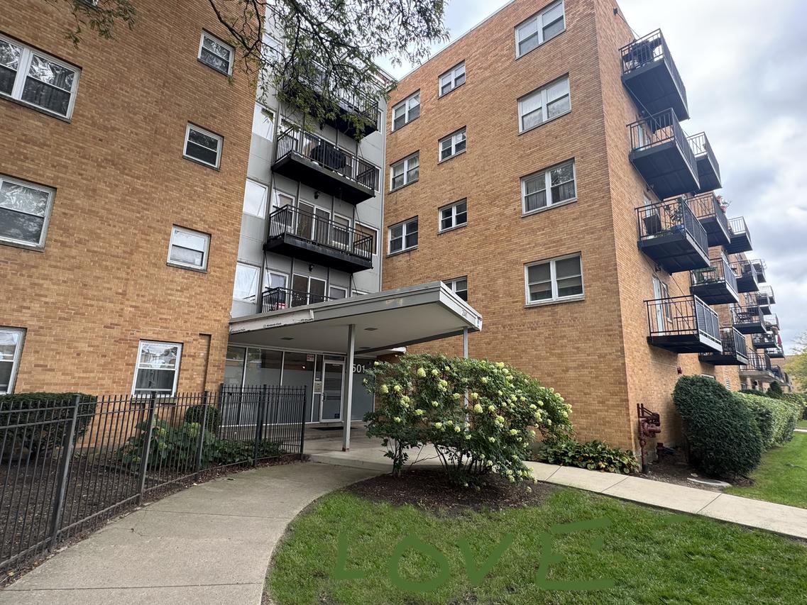 2501 W Bryn Mawr Ave. #201, Chicago, IL 60659