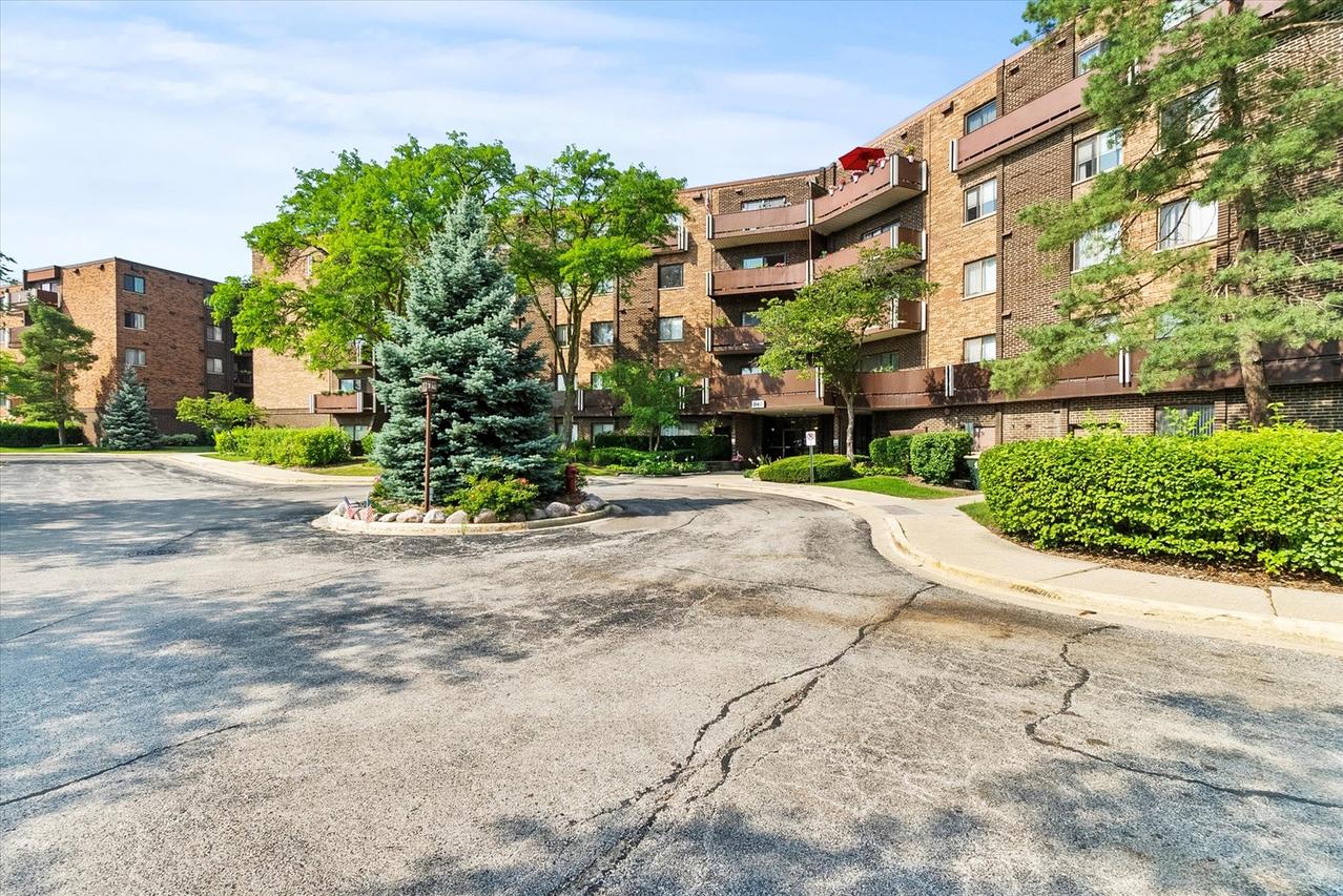840 Wellington Ave. #315, Elk Grove Village, IL 60007