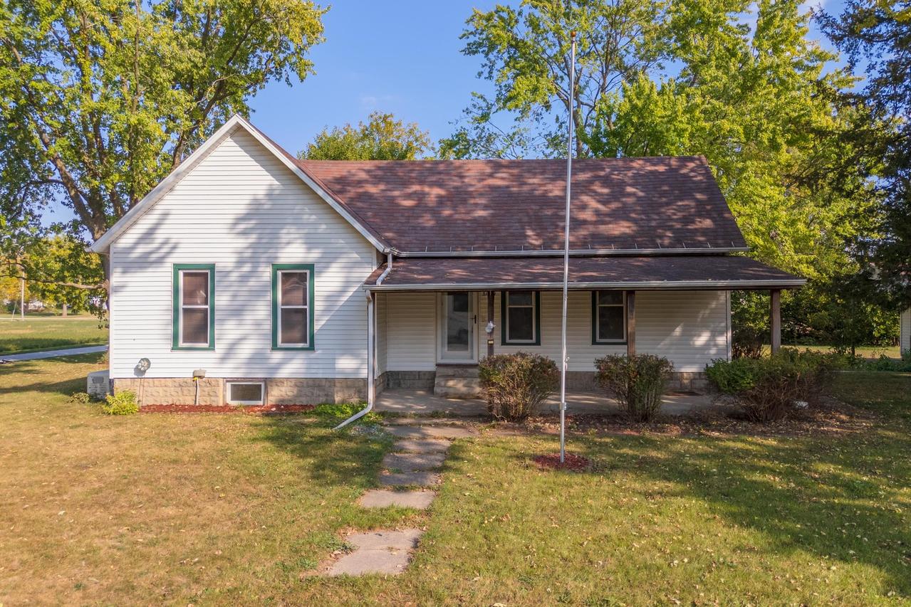 31439 Second St., Chenoa, IL 61726