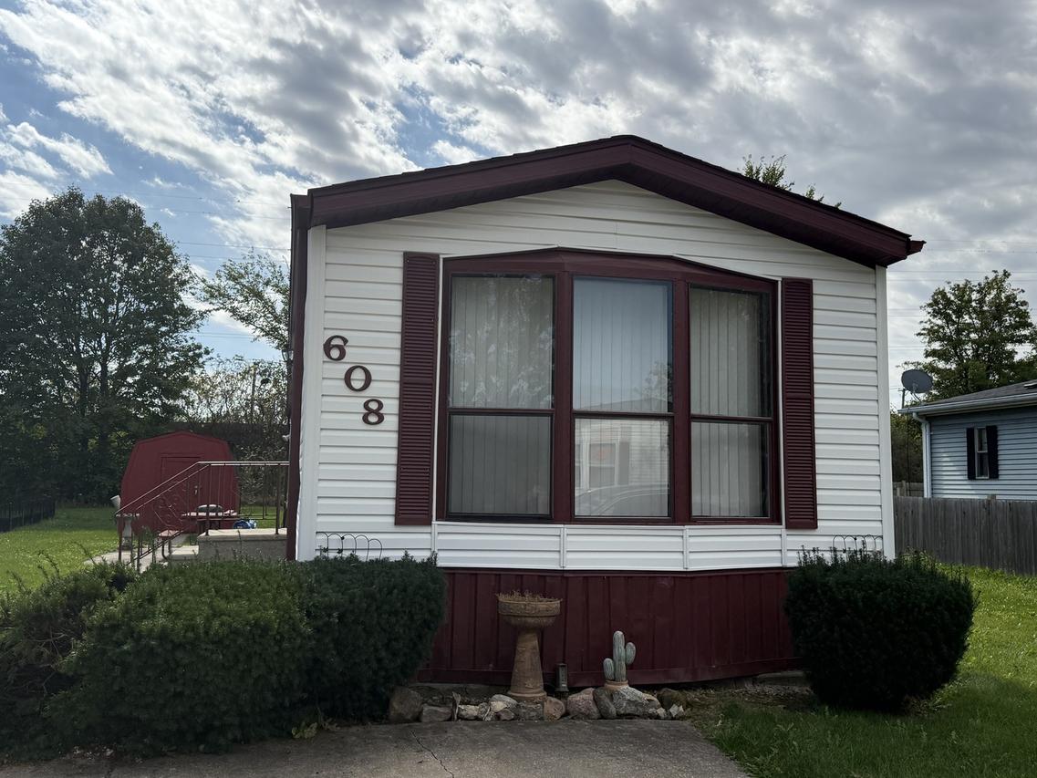 608 Tanglewood Rd., Matteson, IL 60443