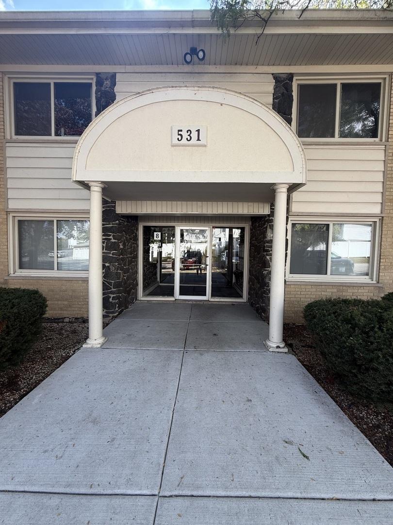 531 Carlysle Dr. #9, Clarendon Hills, IL 60514