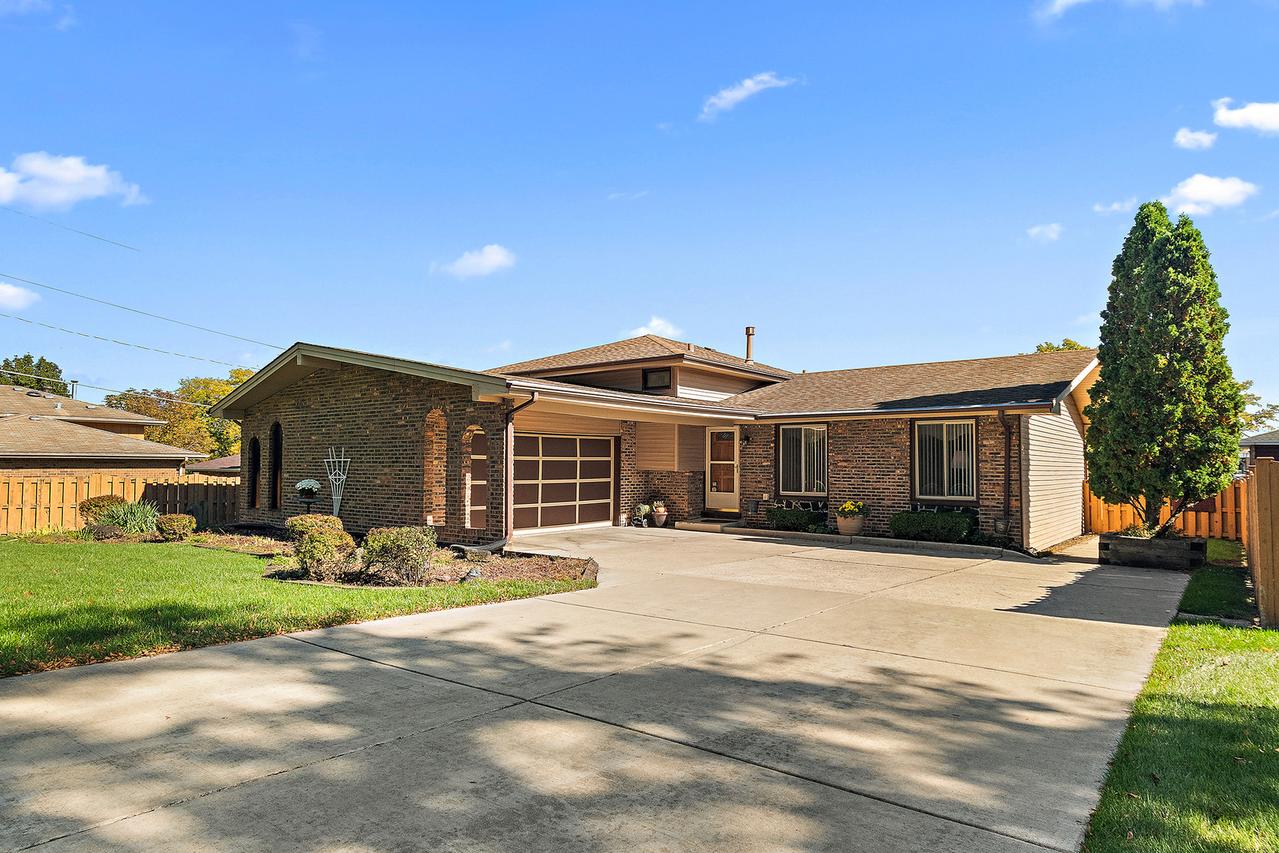 9241 S Kean Ave., Hickory Hills, IL 60457