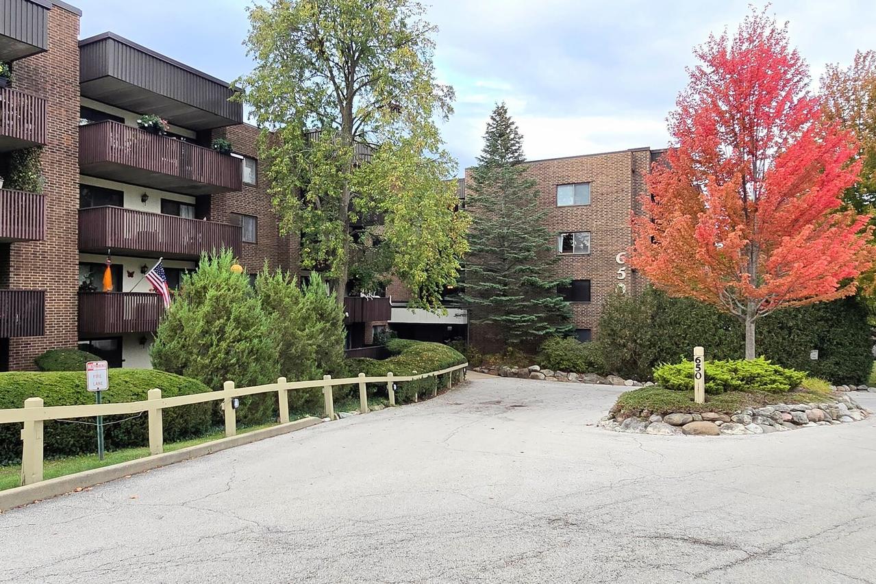 650 Whitney Ct. #108, Gurnee, IL 60031