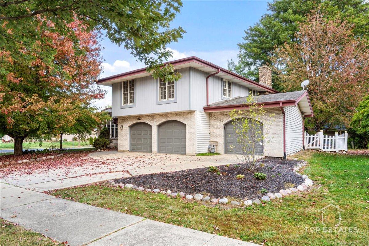 823 S Salem Dr., Schaumburg, IL 60193