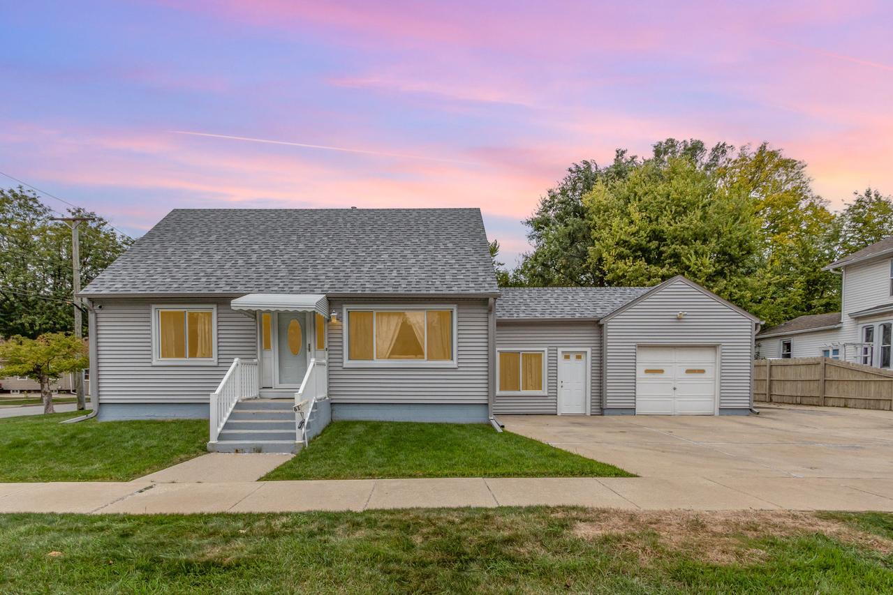 61 S Union St., Aurora, IL 60505