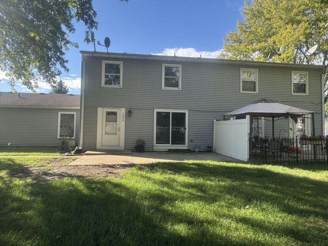 1606 E Stonehenge Dr. #14-B, Sycamore, IL 60178