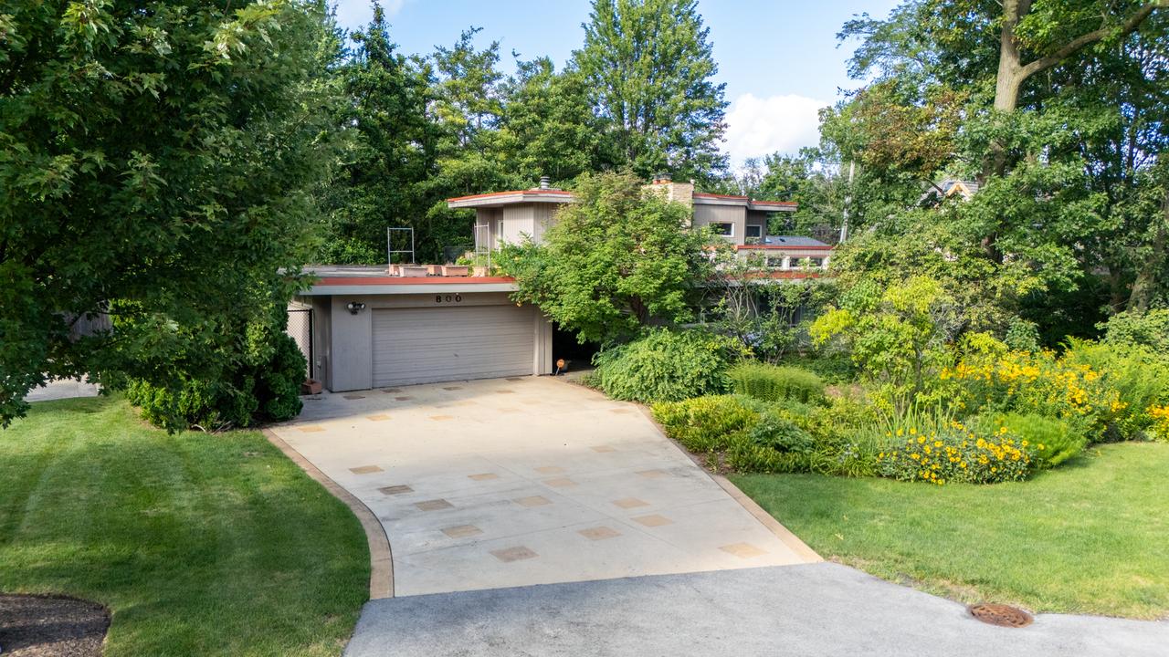 800 Solar Ln., Glenview, IL 60025