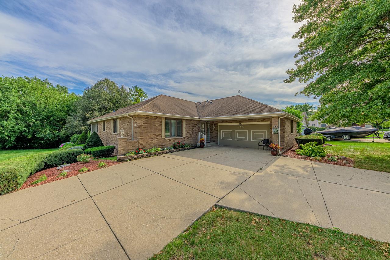 1801 Stonebridge Dr., New Lenox, IL 60451
