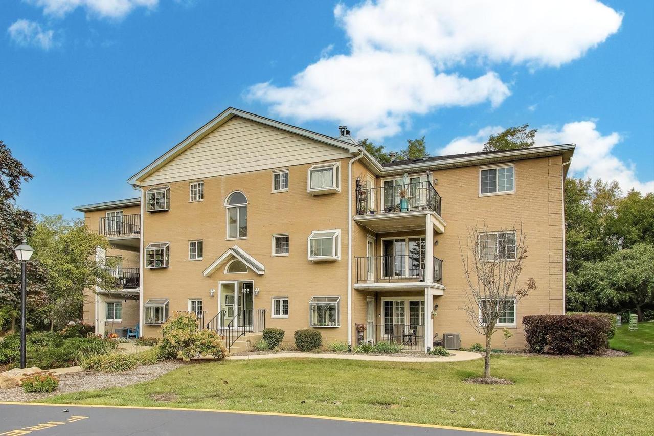 462 S President St. #202, Carol Stream, IL 60188
