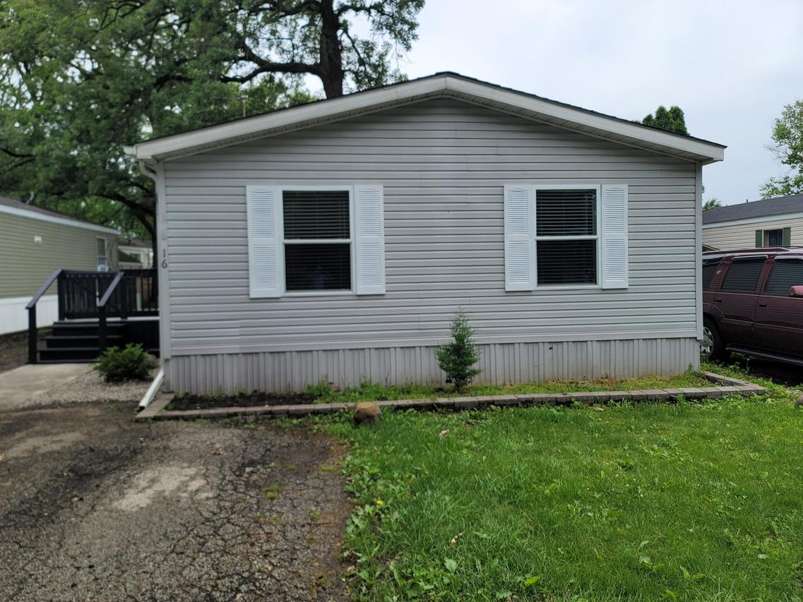 16 Maple St., Minooka, IL 60447