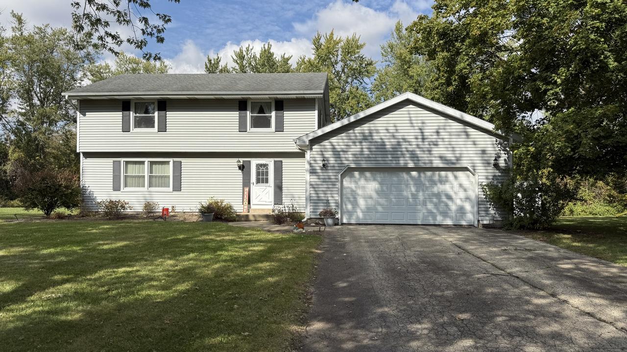 12163 Twin Oaks Ct., Sycamore, IL 60178