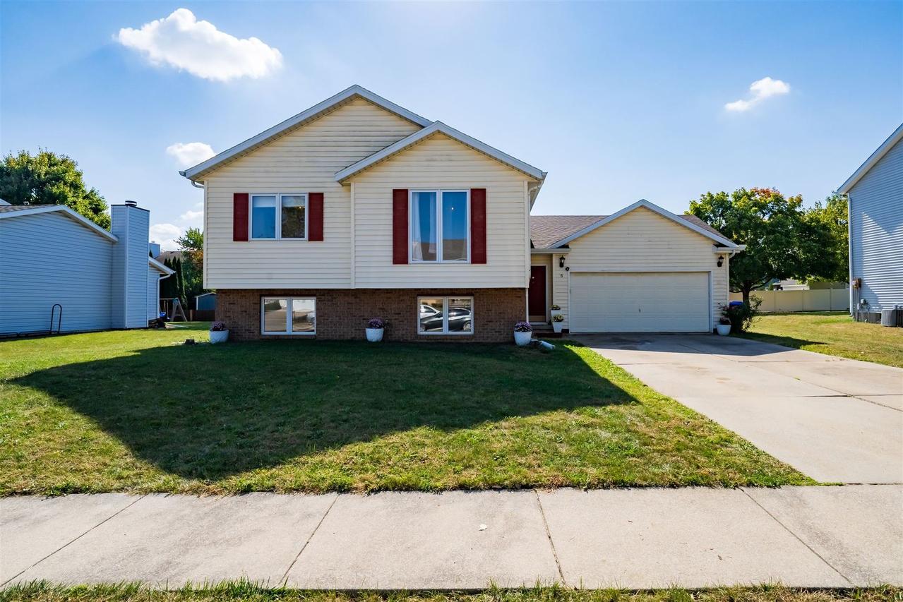5 Knottingham Ct., Bloomington, IL 61704