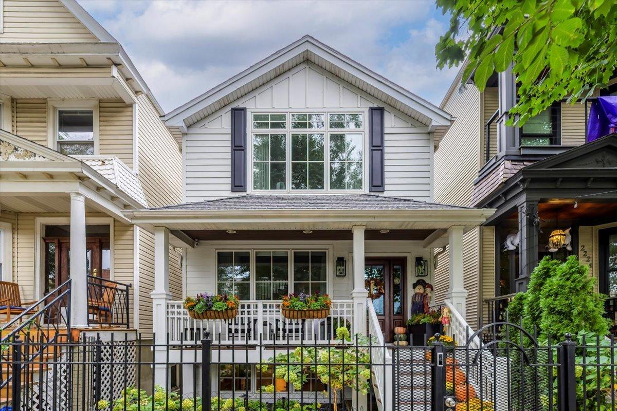 2226 W Barry Ave., Chicago, IL 60618