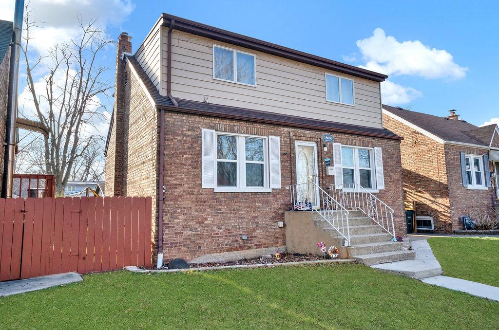 18006 Oakwood Ave., Lansing, IL 60438