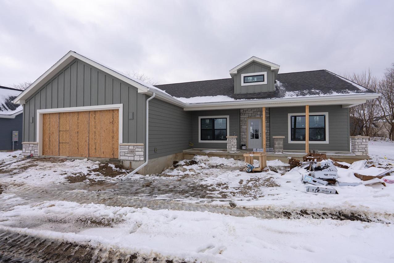 1909 S Stone Creek Blvd., Urbana, IL 61802