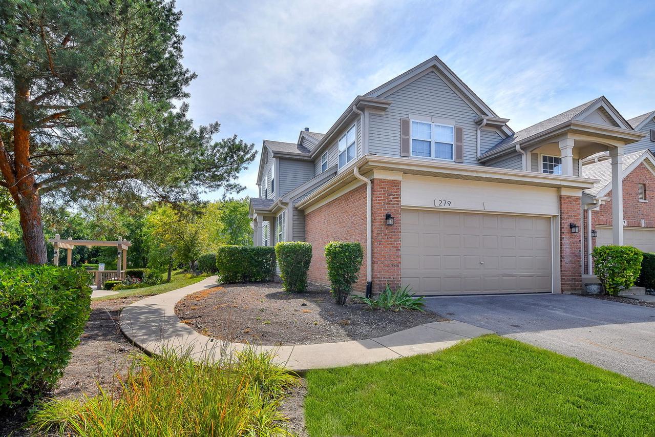 279 Blue Spruce Ln., Glendale Heights, IL 60139