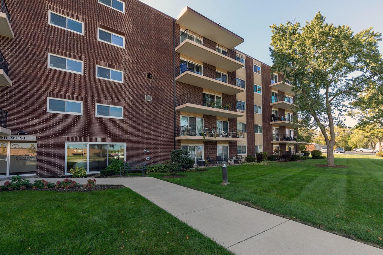5300 Walnut Ave. #11B, Downers Grove, IL 60515