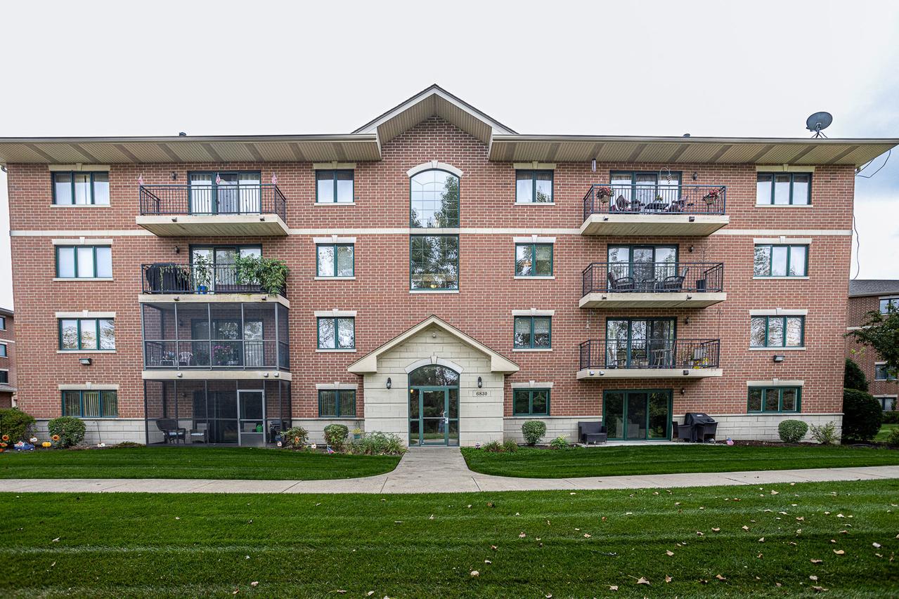 6830 W Winding Tr. #102, Oak Forest, IL 60452