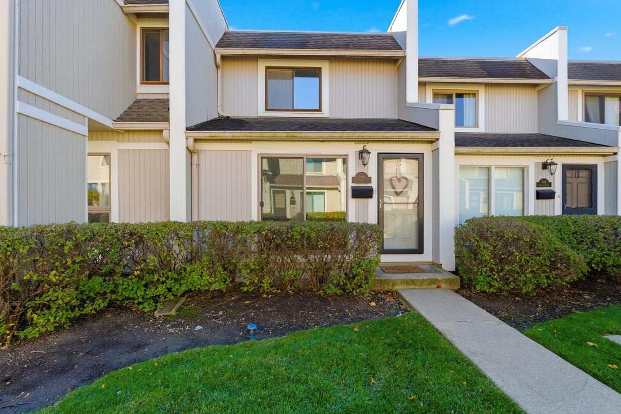 566 Chard Ct., Grayslake, IL 60030