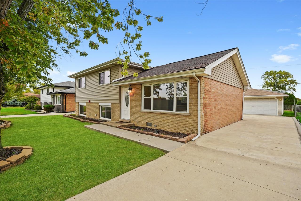 8229 S 76th Ave., Bridgeview, IL 60455