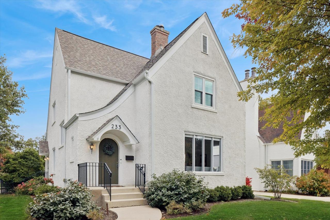 233 N Park Blvd., Glen Ellyn, IL 60137